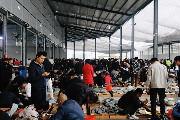 广东宝交中心2023年春季交易会客商看货现场.jpg