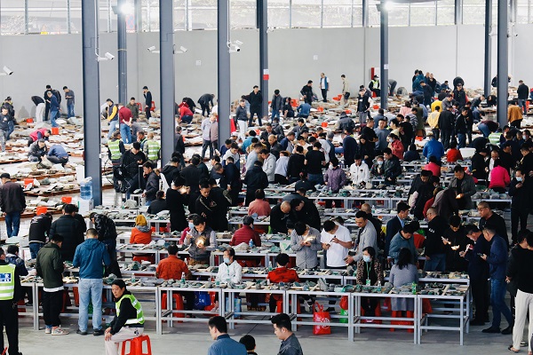 广东宝交中心2023年春季交易会客商看货现场1.jpg