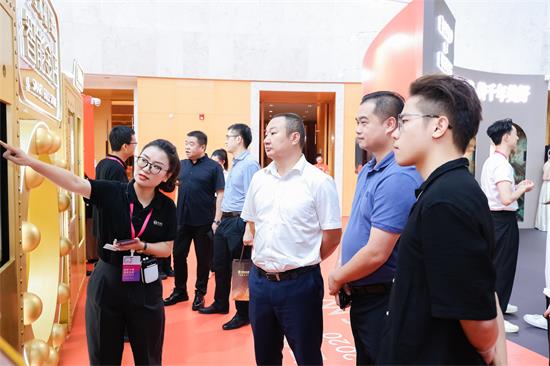 金雅福工作人员向嘉宾介绍智能金店的特色、优势.JPG