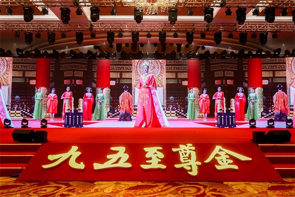 九五至尊金×盖娅传说  走秀画面.jpg