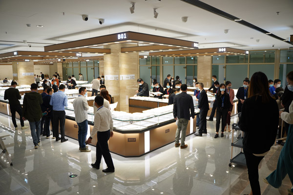 深珠宝展销会嘉年华隆重开幕首场国际珍珠看货会现场火爆